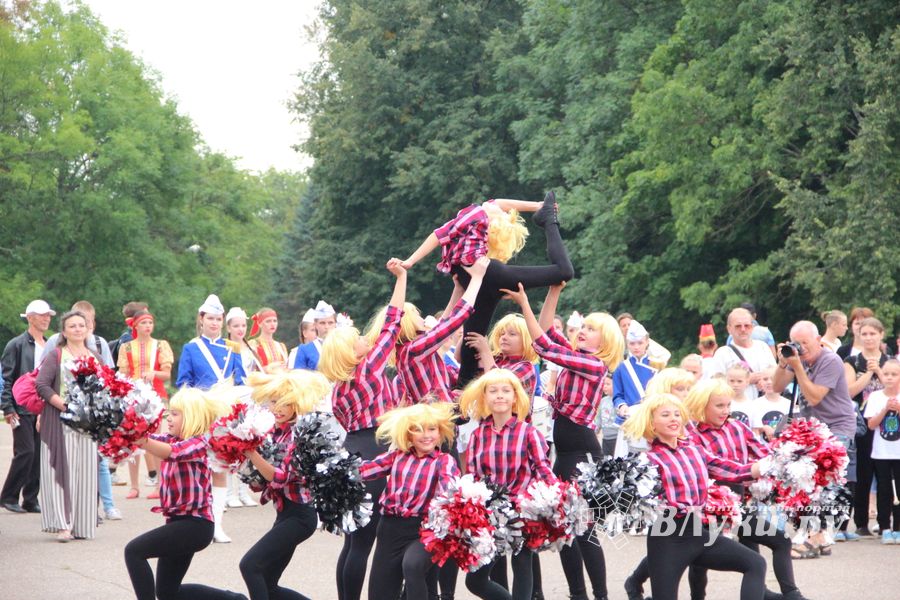 В Великих Луках проходит ​Международный фестиваль-конкурс среди мажореток и барабанщиц (ФОТО)
