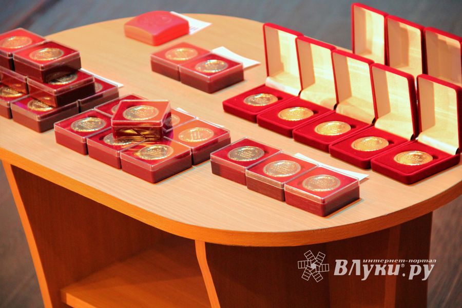 В Великих Луках выпускникам вручили медали «За особые успехи в учении» (ФОТО)