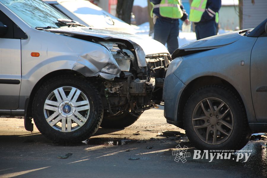 Лобовое столкновение на пр-те Гагарина в Великих Луках (ФОТО)