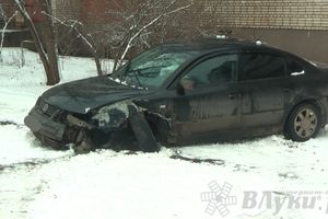 В Великих Луках водитель Фольксвагена врезался в дерево и выехал на тротуар (ФОТО)