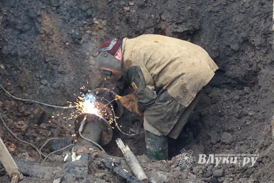 На ул. Вокзальная прорвало водопровод — дорога перекрыта (ФОТО)