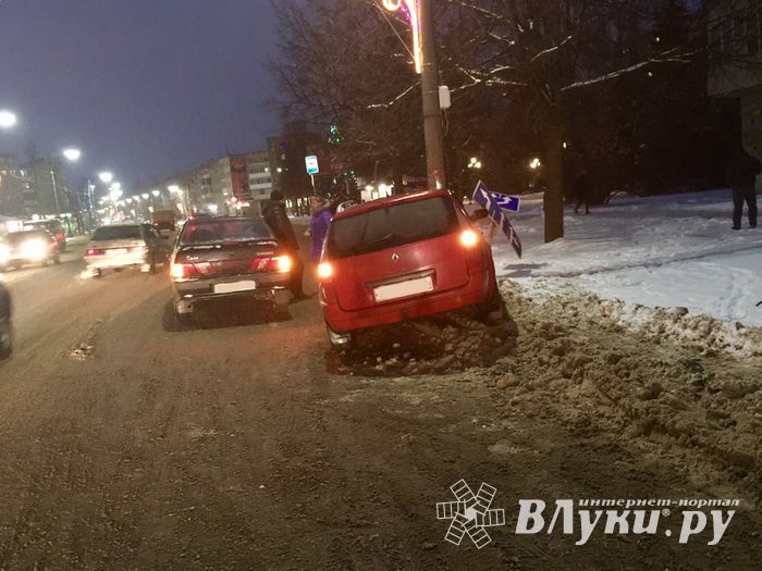 В Великих Луках столкнулись две легковушки и дорожный знак (ФОТО)