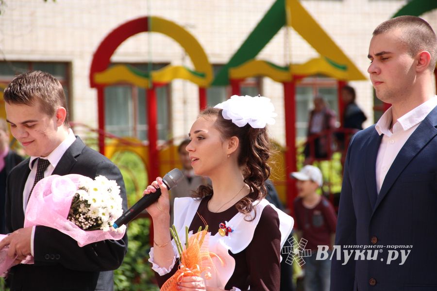 В Великих Луках прозвенели «последние» звонки (ФОТО)