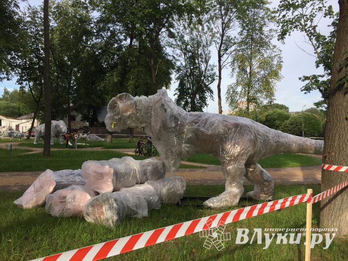 В Великие Луки завезли динозавров (ФОТО)