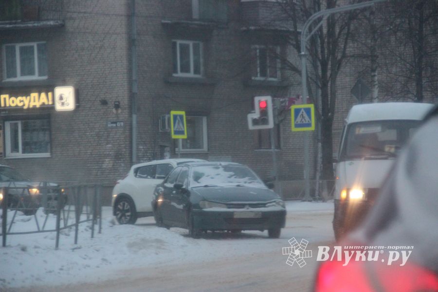 В Великих Луках на перекрестке бросили заглохший автомобиль (ФОТО)