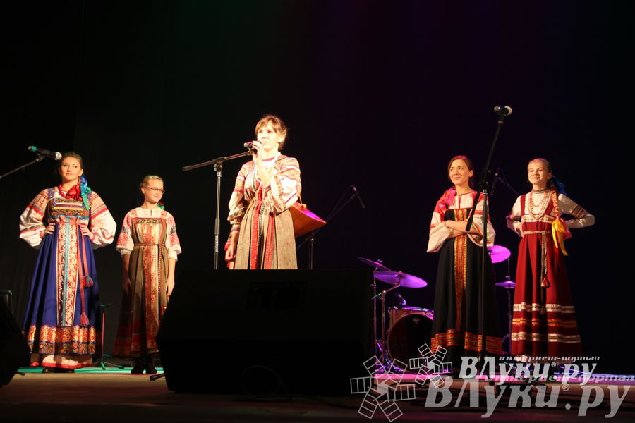 В Великих Луках прошел фестиваль живой музыки «Ставим на аватарках небо» (фото)
