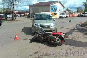 В Великих Луках произошло ДТП с участием автомобиля Рено и скутериста (ФОТО)