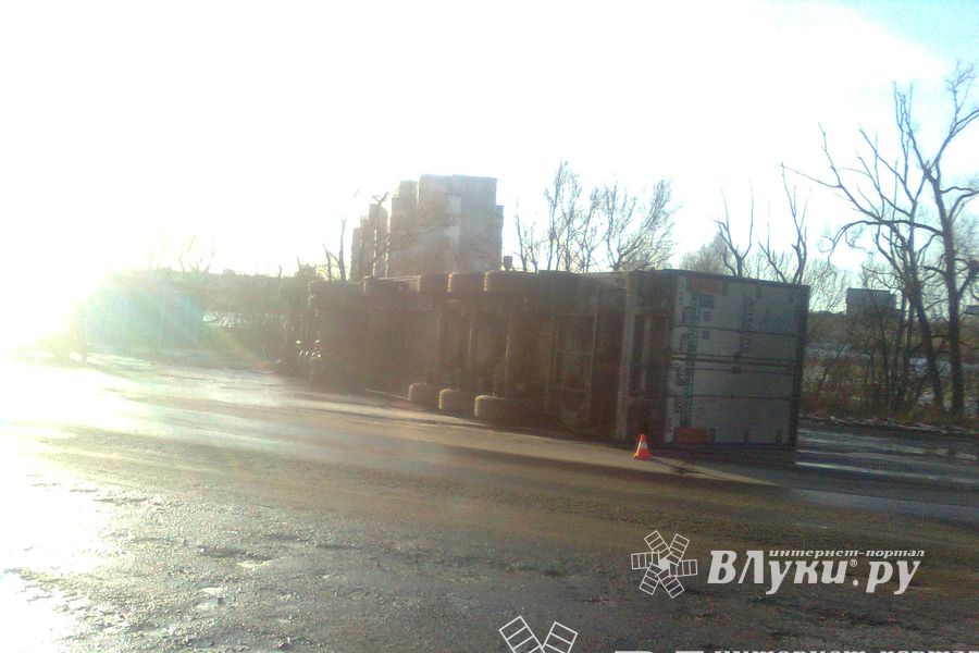 В Великолукском районе опрокинулась фура с прибалтийскими номерами (фото)
