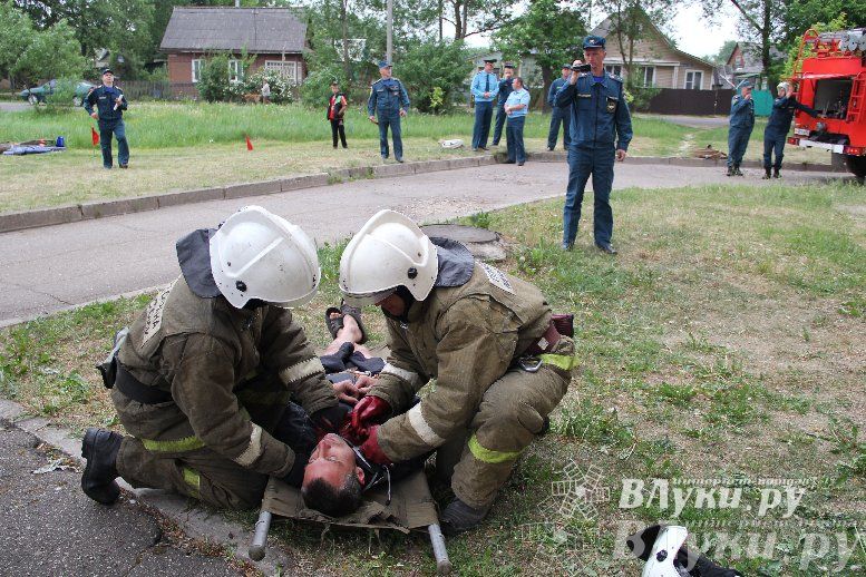 В Великих Луках прошли областные соревнования среди пожарных по спасению пострадавших