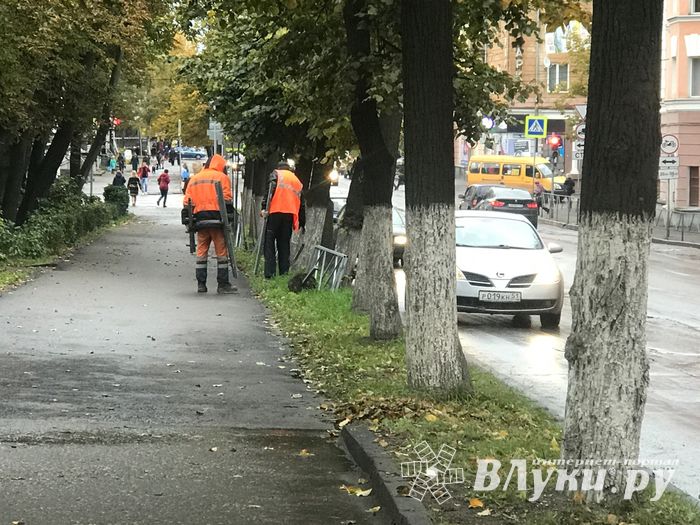 На пр. Октябрьском устанавливают ограждения (ФОТО)