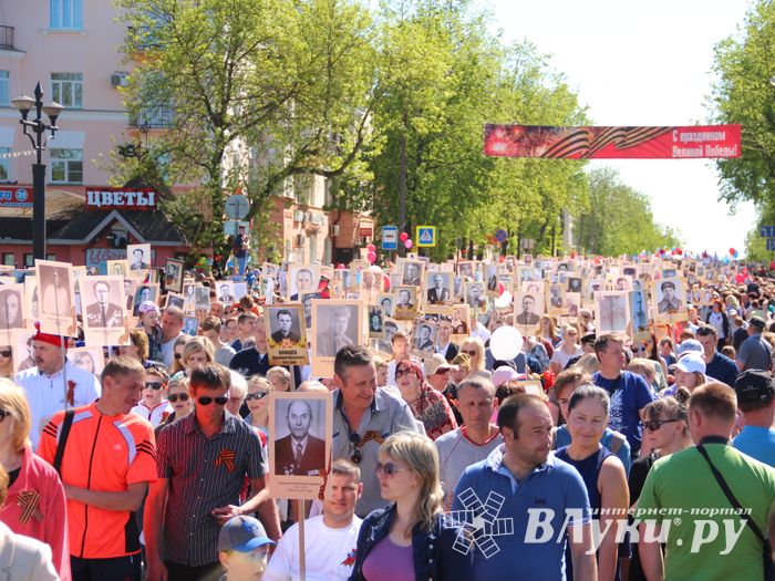 По центральному проспекту Великих Лук прошёл  «Бессмертный полк» (0+) (ФОТО)