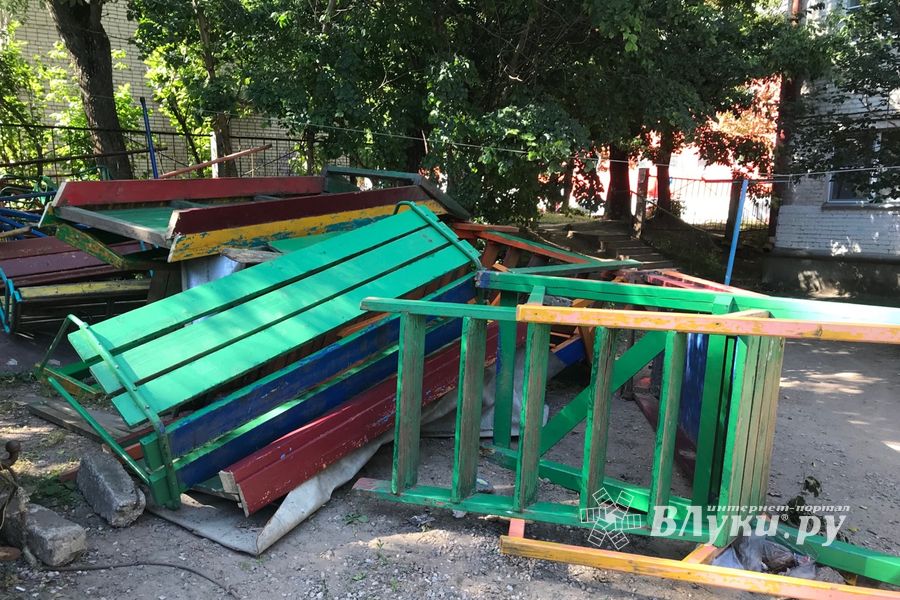От качелей к горкам — игровые площадки Великих Лук терпят новые потери (ФОТО)