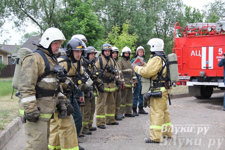 В Великих Луках прошли областные соревнования среди пожарных по спасению пострадавших