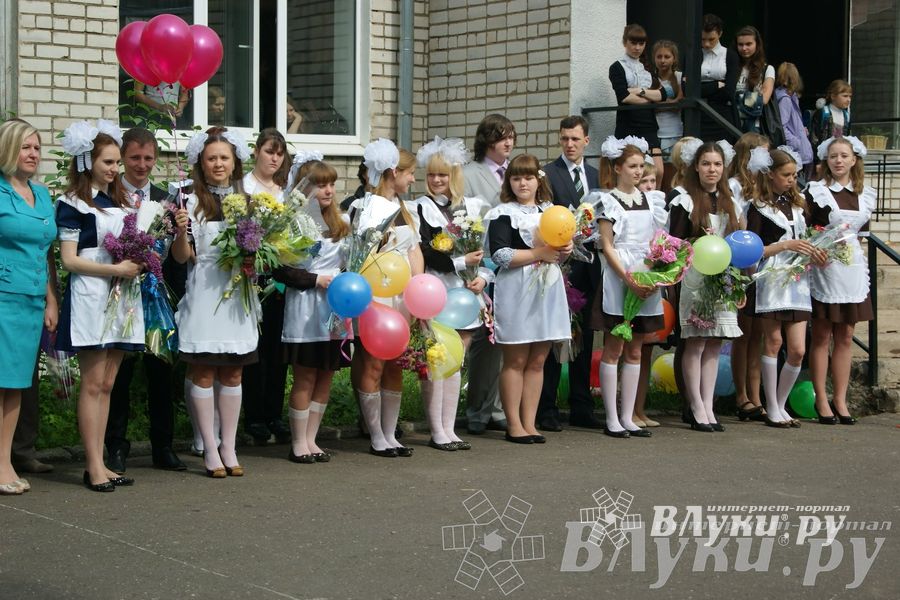 «Последний звонок» в школах Великих Лук