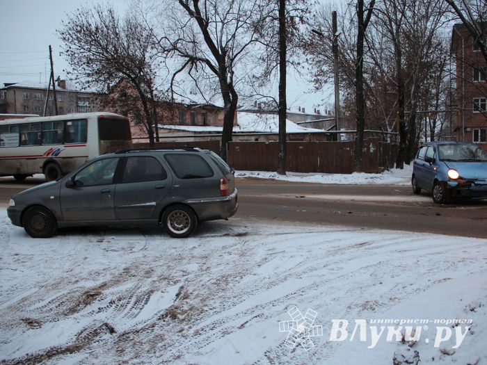 Две легковушки столкнулись на Гагарина (ФОТО)