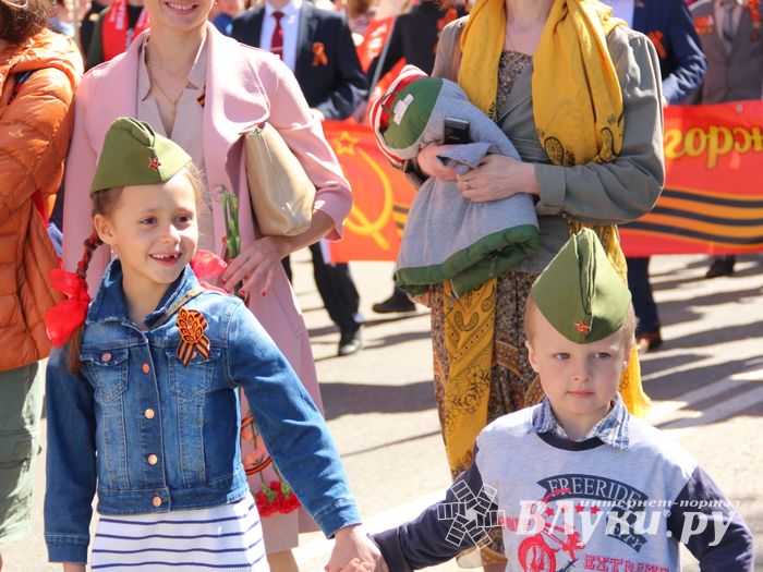 По центральному проспекту Великих Лук прошёл  «Бессмертный полк» (0+) (ФОТО)