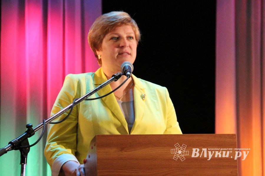 Великолуких выпускников наградили (ФОТО)