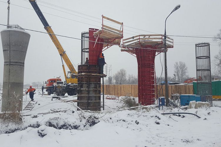 В Великих Луках продолжается строительство автодорожного путепровода с применением технологии зимнего бетонирования (ФОТО)