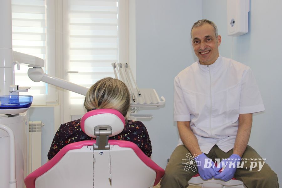 «Денталюкс» поздравляет и приглашает