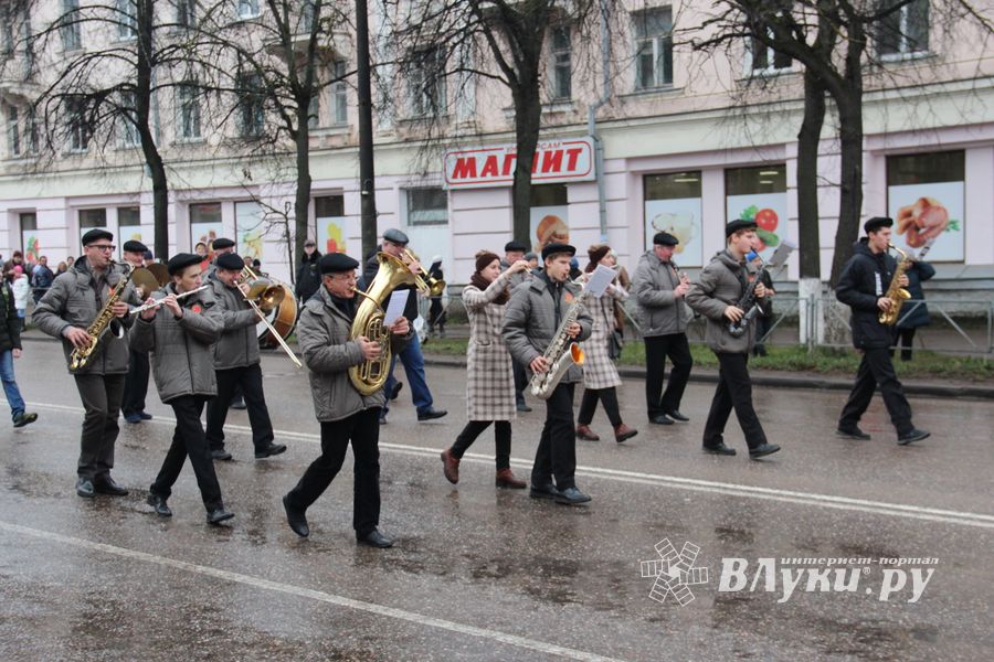 В Великих Луках прошло праздничное шествие (ФОТО)