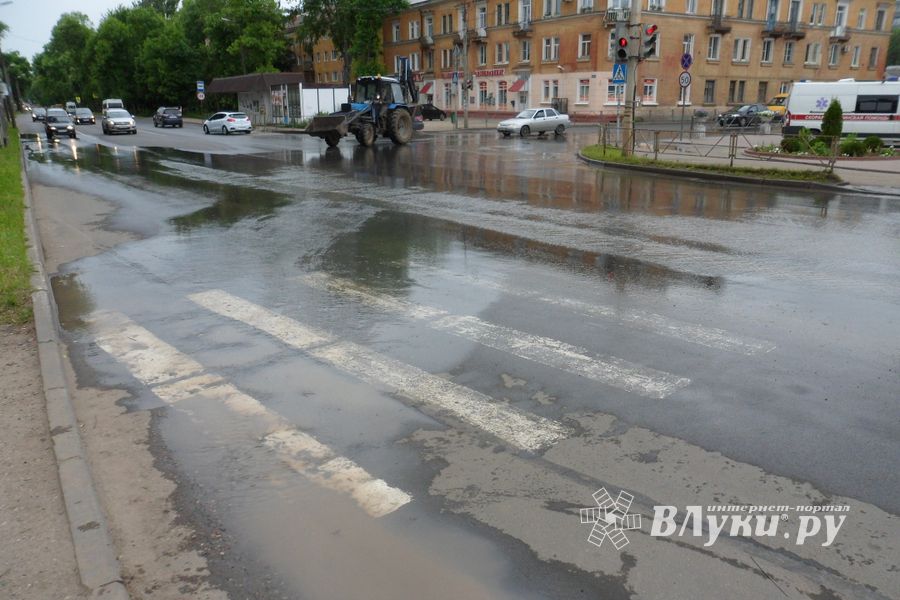 На проспекте Гагарина затопило дорогу (ФОТО)