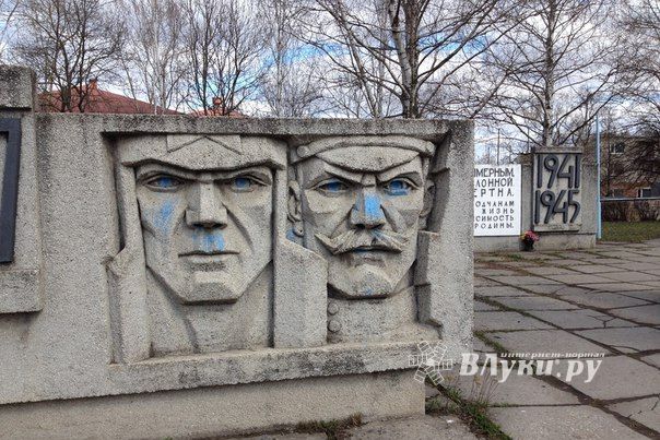 Фотофакт: В преддверии 9 мая барельеф на Малышева испачкан краской