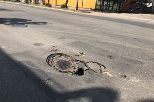 На проспекте Октябрьском провалился асфальт (ФОТО)