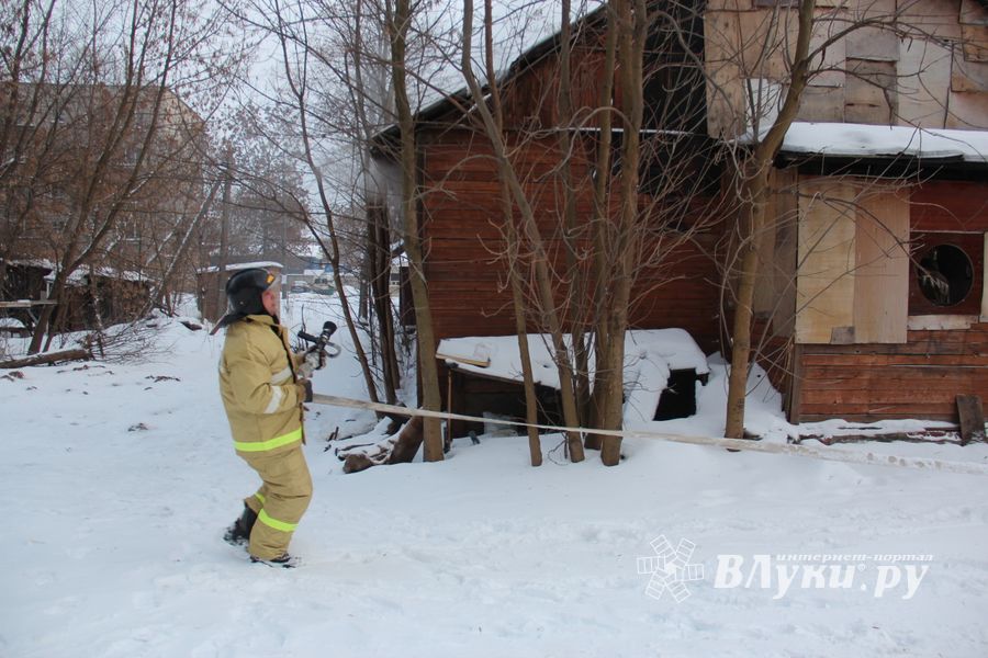 В Великих Луках горел жилой барак (ФОТО)