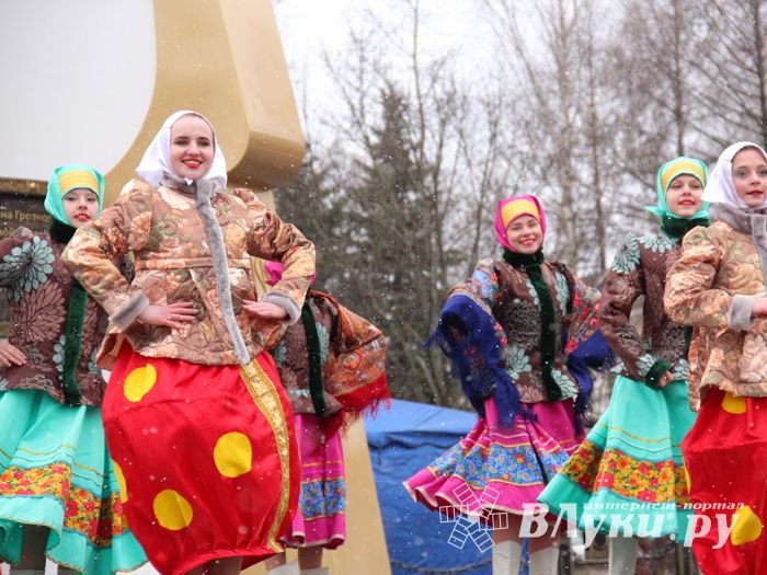 В Великих Луках сожгли Масленицу (фото)