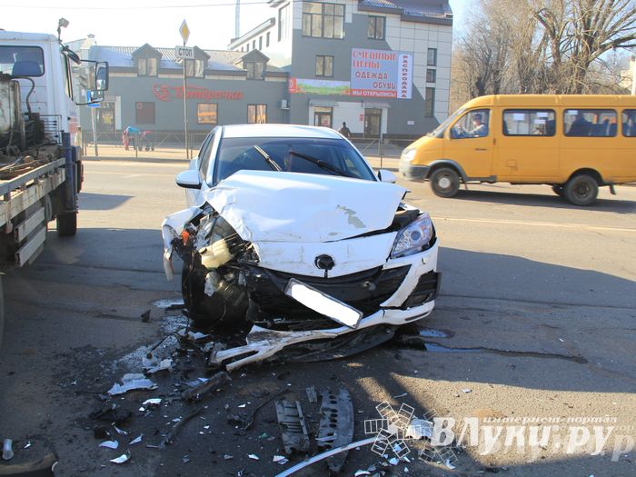 В Великих Луках столкнулись Мерседес и Мазда (фото)
