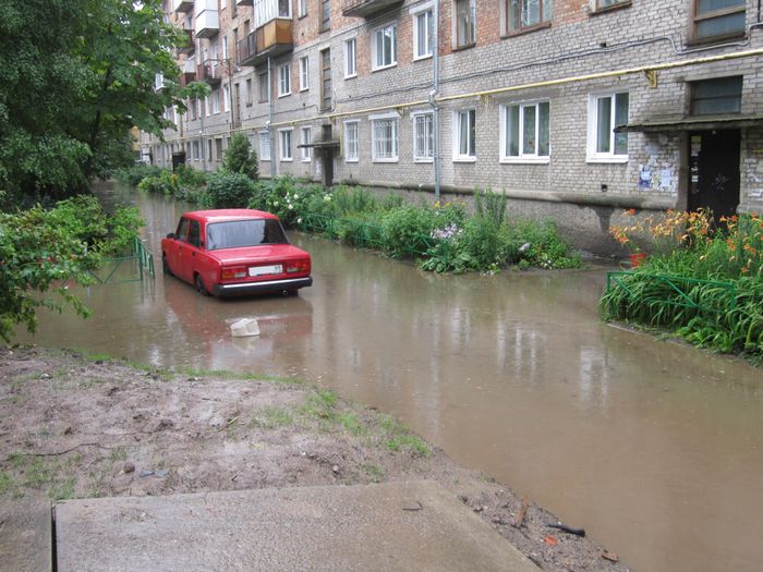Выявлен самый затопленный двор в Великих Луках (ФОТО)