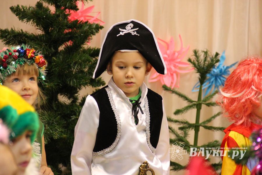 В детских садах Великих Лук проходят новогодние утренники (ФОТО)