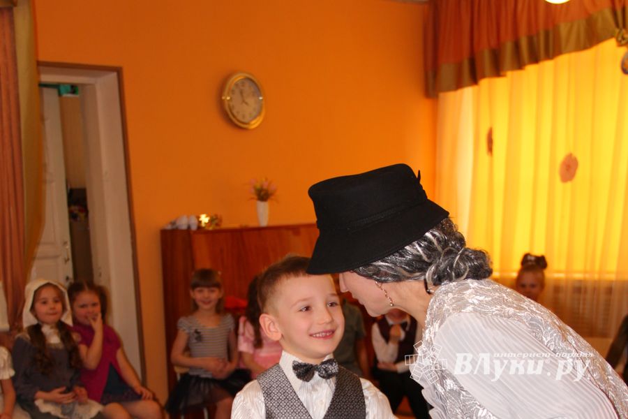 Дети поздравили мам с 8 марта (фото и видео)