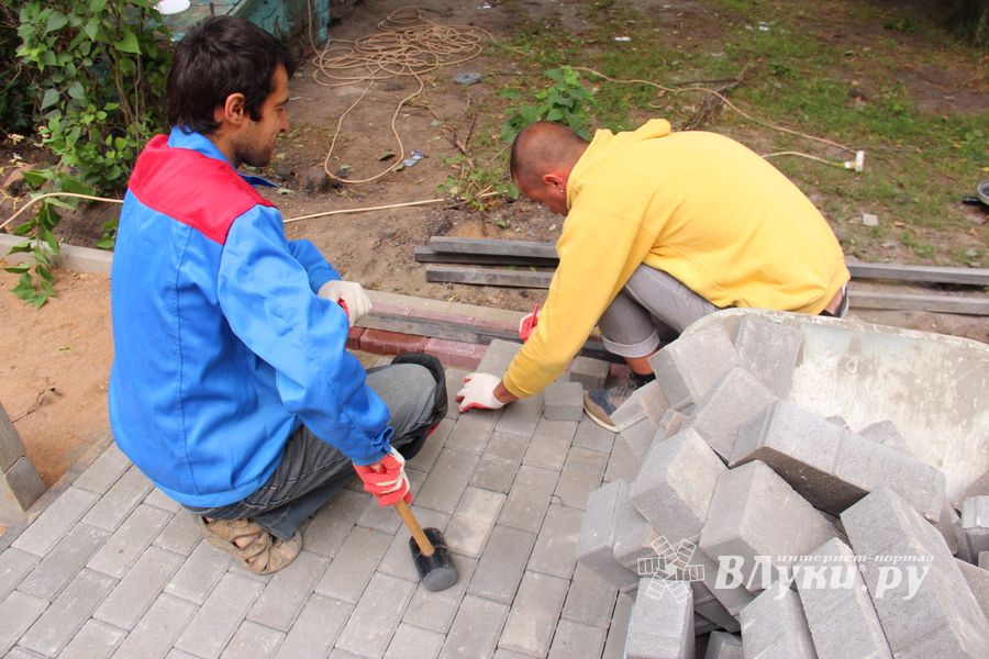 В Великих Луках сажают, стригут и красят (ФОТО)