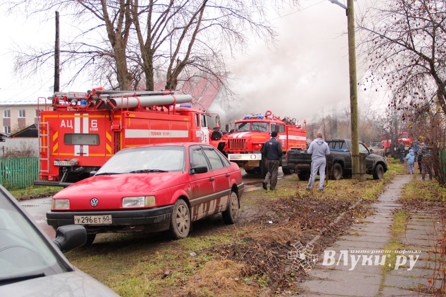 В Великих Луках на ул. Ползунова горит дом (ФОТО)