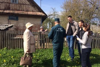 Об ответственности за сжигание сухой травы и мусора напомнили пожарные жителям Великих Лук (ФОТО)