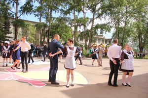 В Великих Луках прозвенели «последние» звонки (ФОТО)