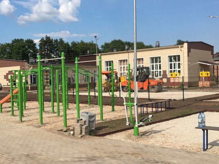 У новой школы в Великих Луках уложили футбольное поле и беговые дорожки