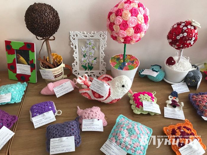 В школе №13 проходит выставка творческих работ учащихся (ФОТО)