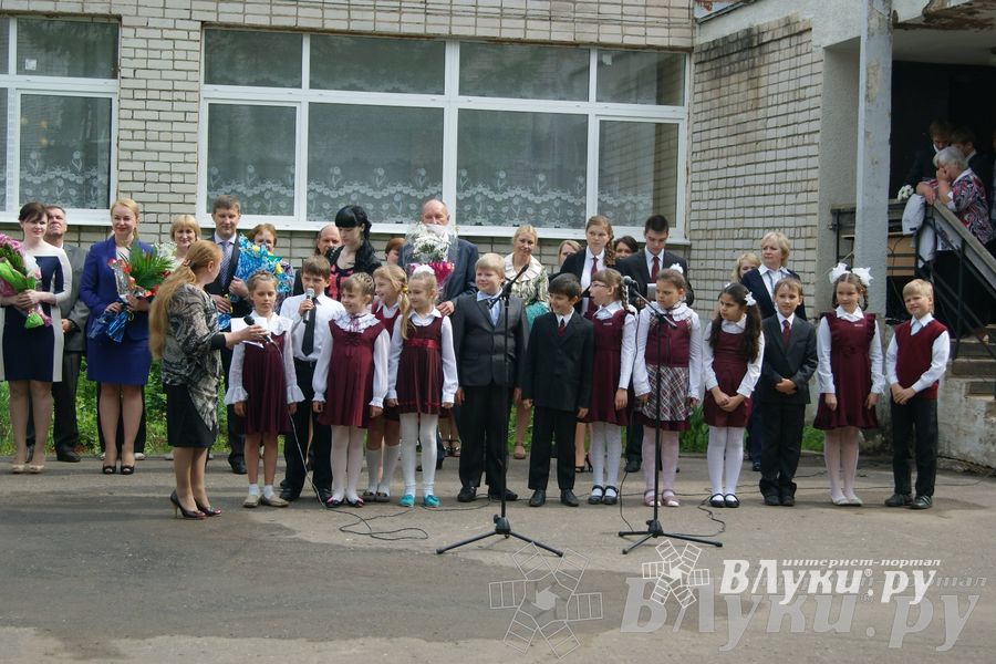 «Последний звонок» в школах Великих Лук
