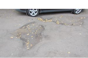 Великолучан ужасает качество дорожного покрытия на территории детской поликлиники №1 (фото)