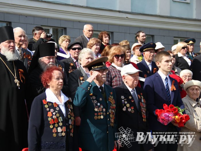 Парад Победы в Великих Луках (фото)