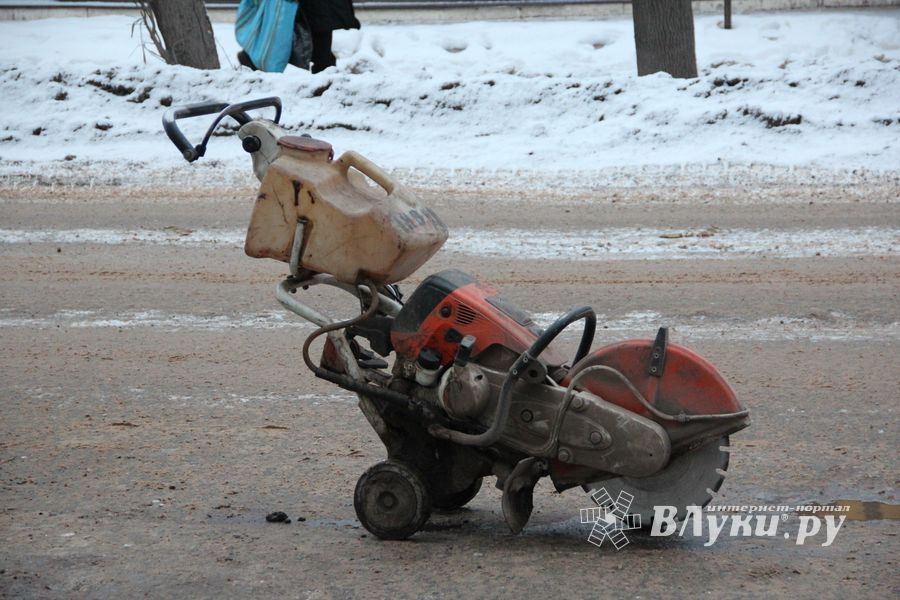 И в оттепель, и в мороз в Великих Луках продолжается ремонт дорог (ФОТО)