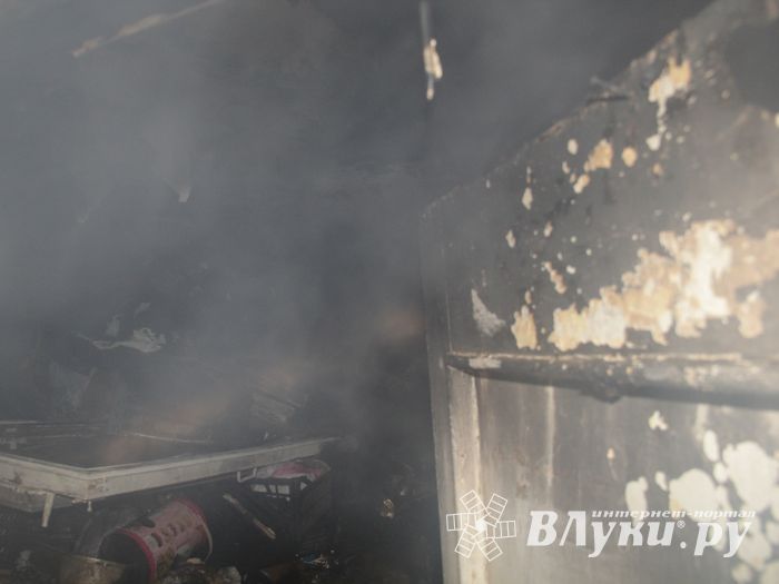 Фоторепортаж: пожар на Зверева в Великих Луках (ФОТО 18+)