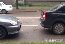 В Великих Луках на проспекте Гагарина столкнулись 3 машины (фото)