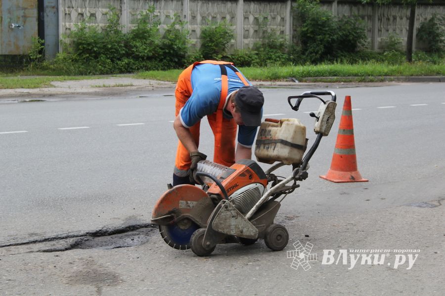 В Великих Луках начался ямочный ремонт на ул. Нелидовской (ФОТО)