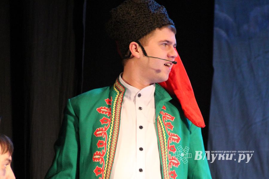 Кони стоят пьяные, хлопцы запряженные — в ГДК Ленина сыграли «Свадьбу в Малиновке» (ФОТО)