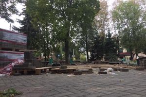 В Великих Луках продолжают обновлять сквер у памятного знака великолучанам, погибшим в «горячих точках» (фото)