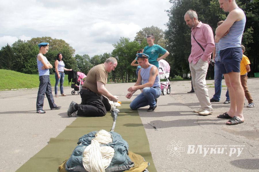 В Великих Луках отмечают День ВДВ (ФОТО)