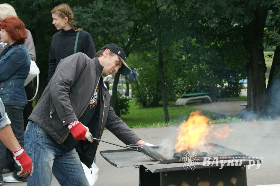 Псковский кузнечный двор на празднике Дня флага РФ в Великих Луках